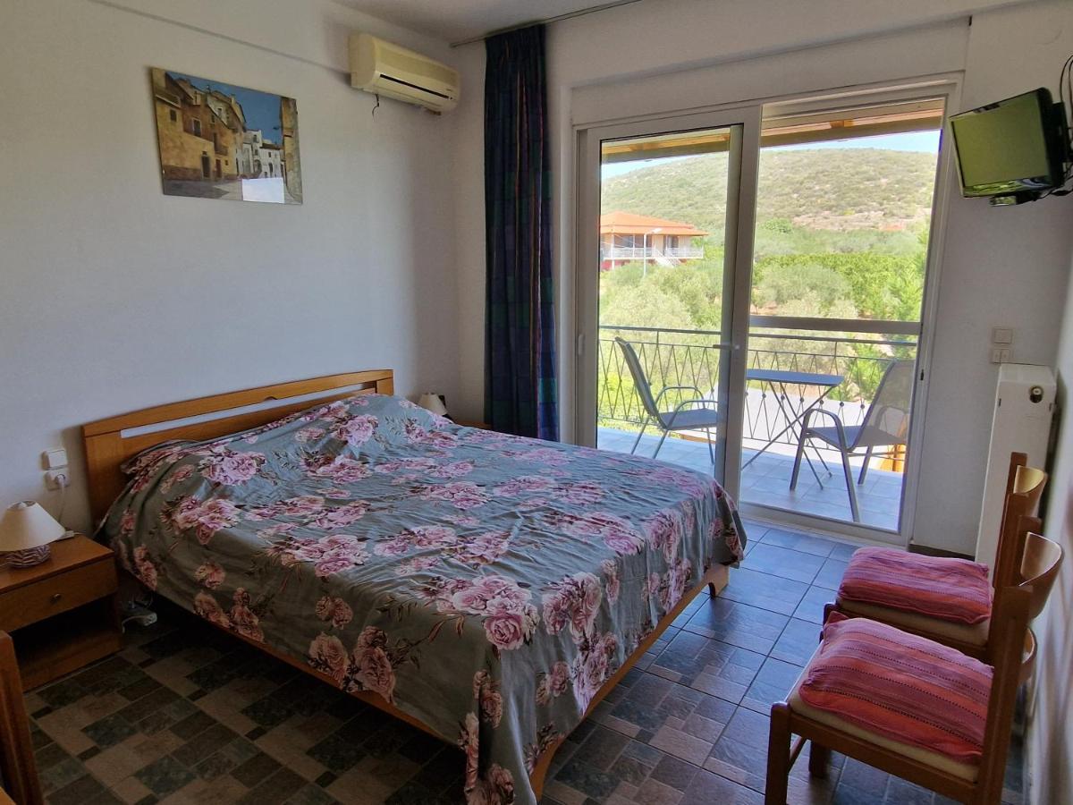 Grieks Vakantiehuis To Kalokairi Kougaíika Esterno foto